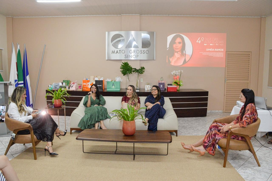 Siméia em conversa pública com outras mulheres em evento em Sinop