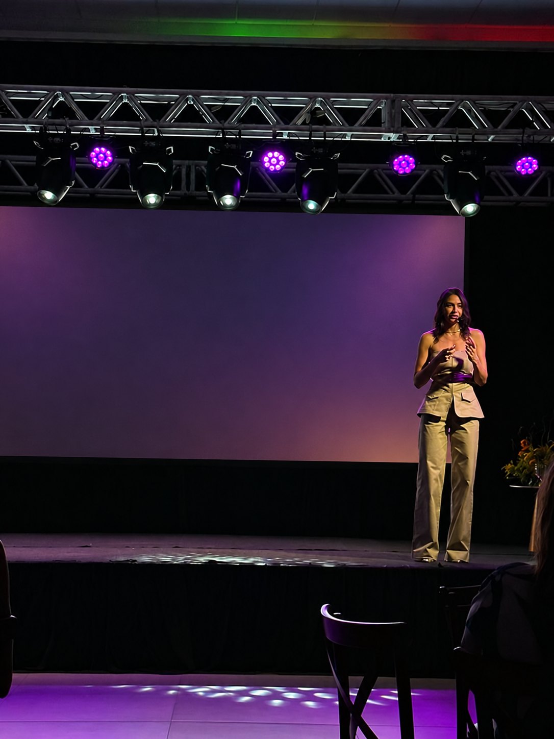 Siméia Ramos palestrando no palco