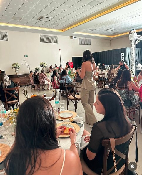 Siméia caminhando entre participantes de um encontro