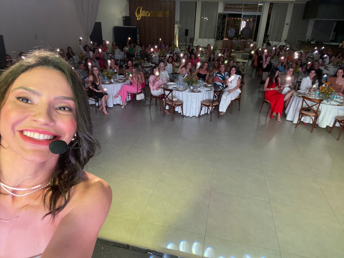 Siméia registrando uma selfie com as participantes de um evento